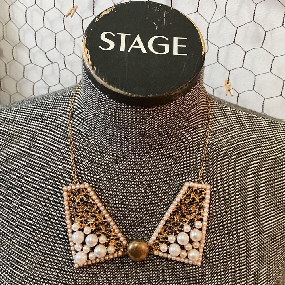 Bow Necklace
